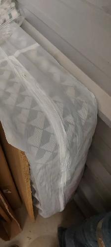 Like-new Twin Size Mattress - Canadian-made - Photo 3