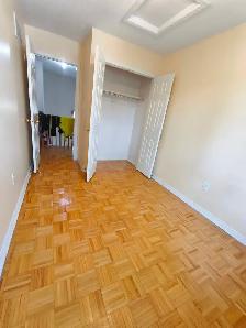One room for Rent $880 a month shared washrooms. - Photo 2