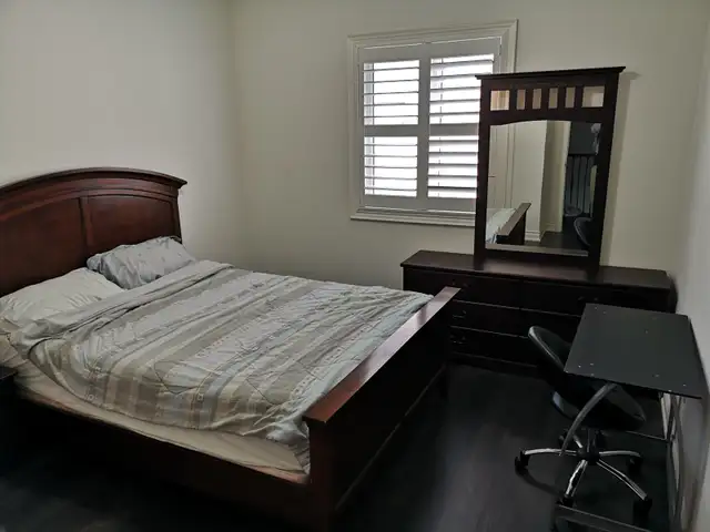 Quiet Bedroom for Rent in Modern NE Oakville Home (Traf/Dundas)