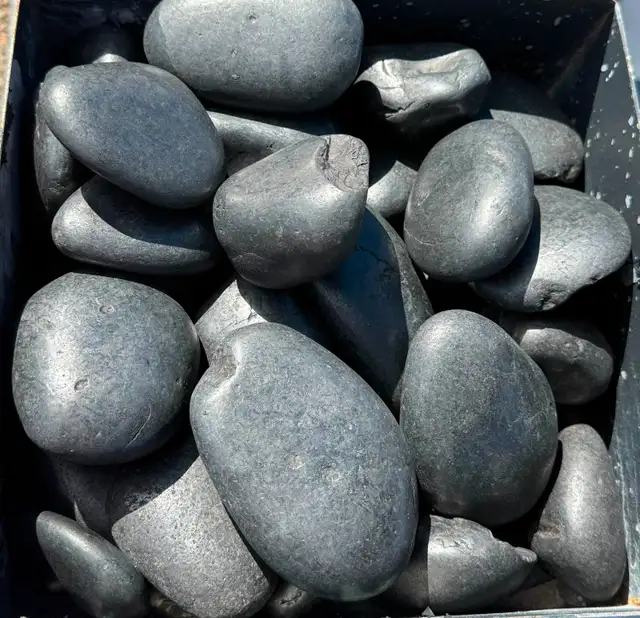 ⚫ BLACK PEBBLES ⚫