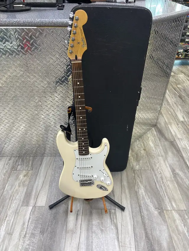 Fender Stratocaster 1999 MIM With Coffin Case