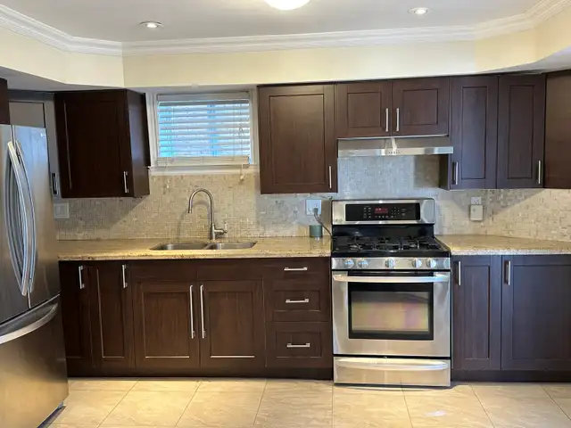 Bright 1-Bedroom full kitchen Walkout level high demand Thornhi