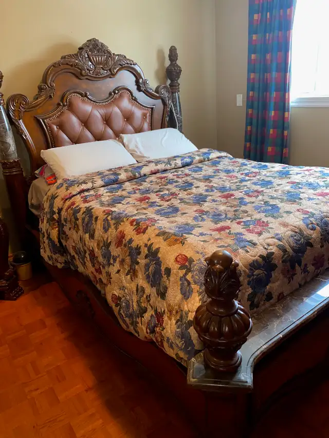 Antiquité Set de chambre en bois e marbre payé $9000 pour $1800