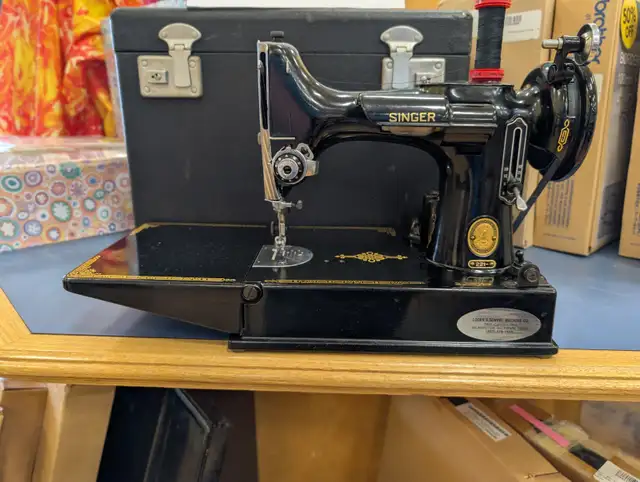 Working Singer Featherweight Sewing Machine