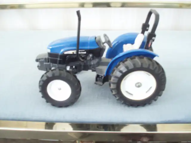 DIECAST TOY TRACTOR - LIKE NEW
