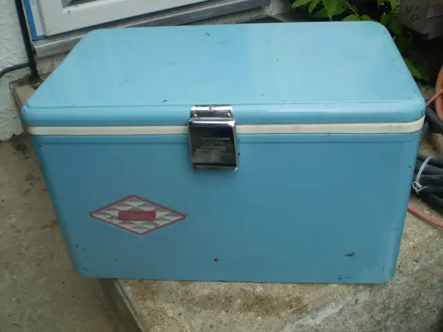 COLEMAN VINTAGE BLUE STEEL 38 QT COOLER-USED-MADE IN CANADA- $40