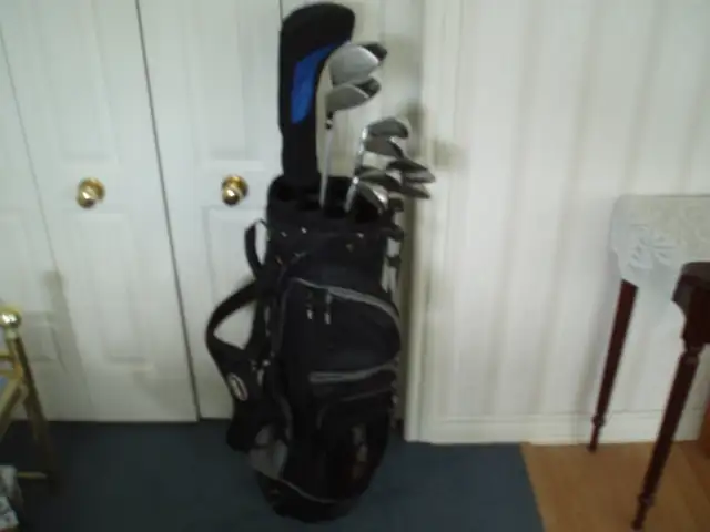 MEN'S R.H.  GOLF CLUBS  ( WITH NIKE  DRIVER )