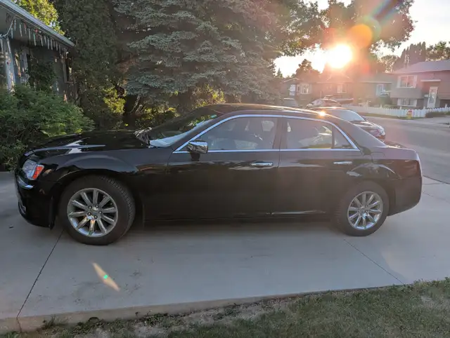 2013 Chrysler 300C, 5.7L Hemi, new summer and winter tires