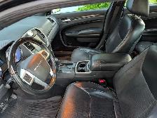 2013 Chrysler 300C, 5.7L Hemi, new summer and winter tires - Photo 7