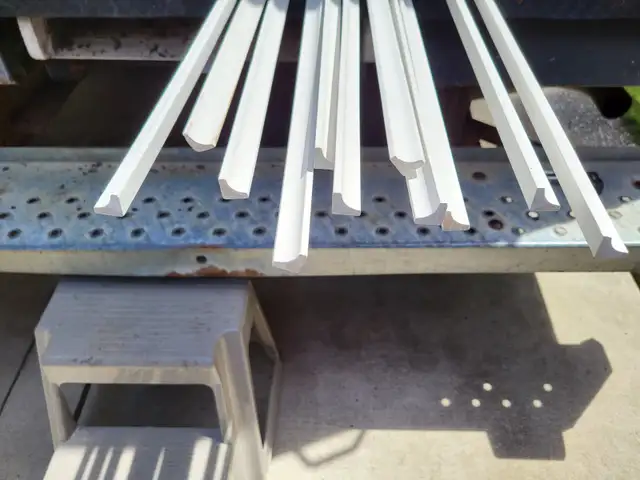 Primed cove molding 11/16 x 11/16 x 8'