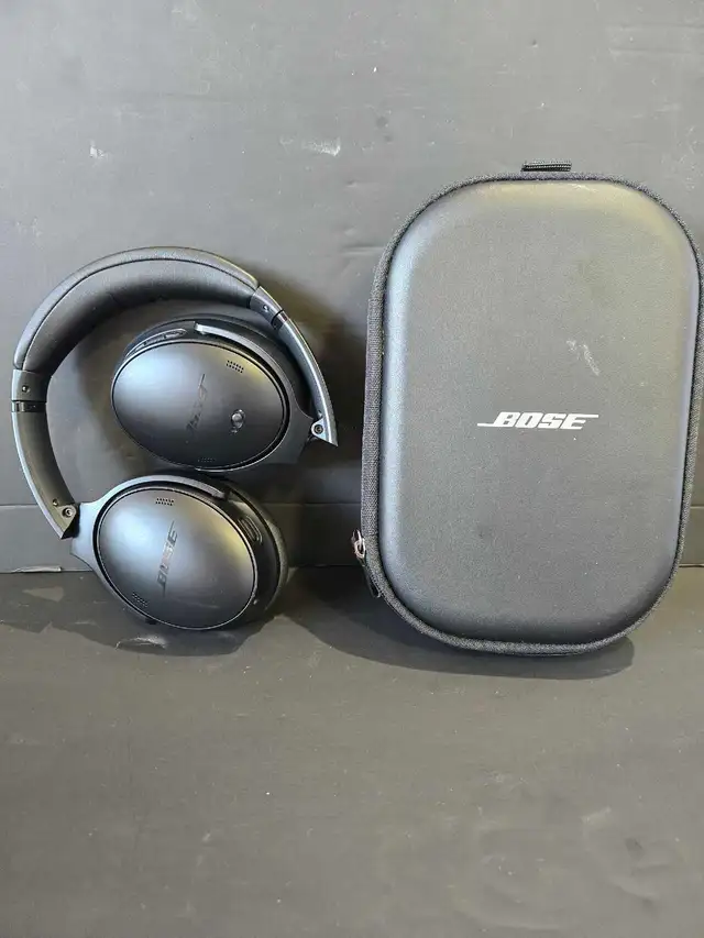 BOSE QUIETCOMFORT HEADPH0NES IN BOX