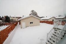 S/M/L DOG? HUGE 3 Bed 1.5 Bath. TALL DOUBLE GARAGE. Mill Woods - Photo 9
