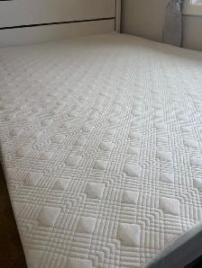 Queen bed set for sale, moving out of province. - Photo 7