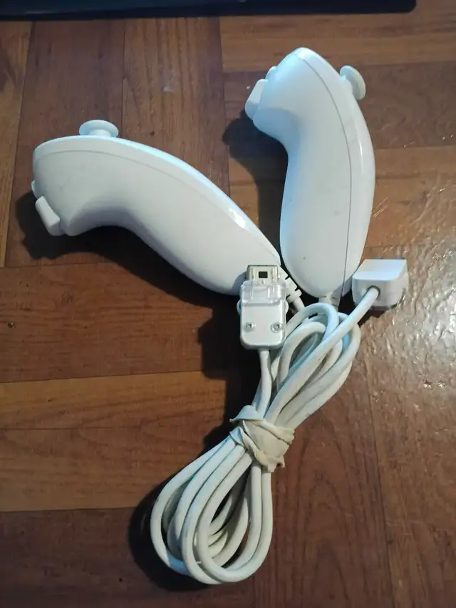 Lot of 2 Genuine Nintendo Wii Nunchuk Controllers White RVL-004