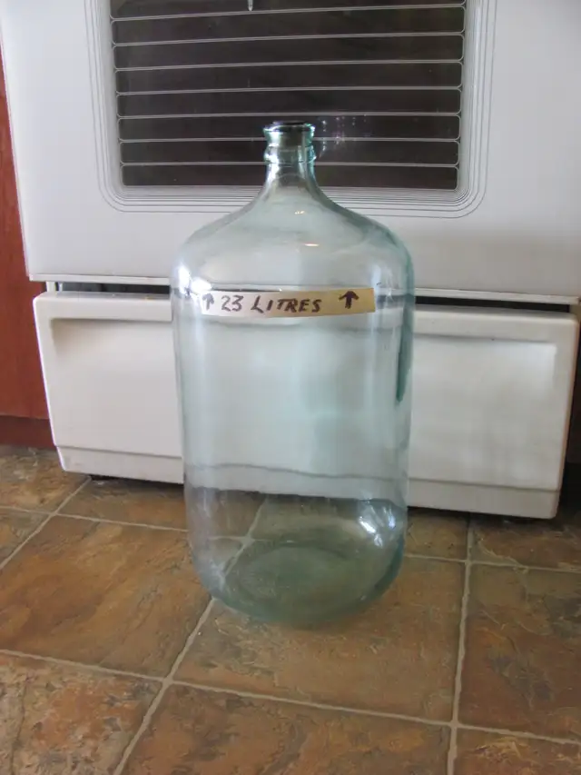 2 grosse bouteilles en verre de 23 litres a vendre