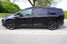 2019 Chrysler Pacifica LIKE NEW / REAR ENT/ ONE OWNER/ NO ACCIDE - Photo 2