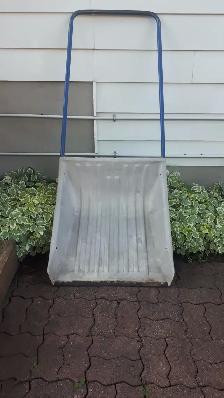 Pelle poussoir manuelle pour la neige