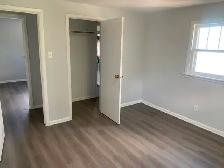 Beautiful, renovated 2 to 3 bedroom upper duplex - Photo 6