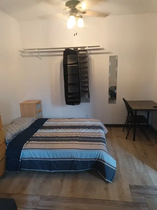 4-5 min du Metro Rosemont(UdM,UQAM...)Grande chambre,tout Inclus