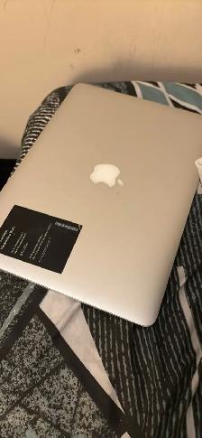 selling 2017 MacBook Air $100 negotiable - Photo 2
