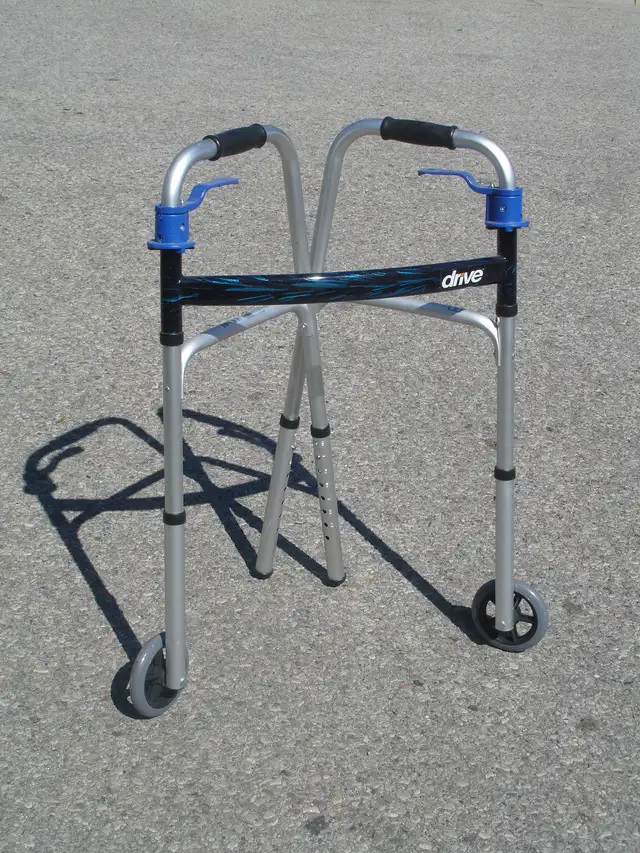 DRIVE MEDICAL DELUXE TRIGGER RELEASE FOLDING WALKER   5' WHEELS!
