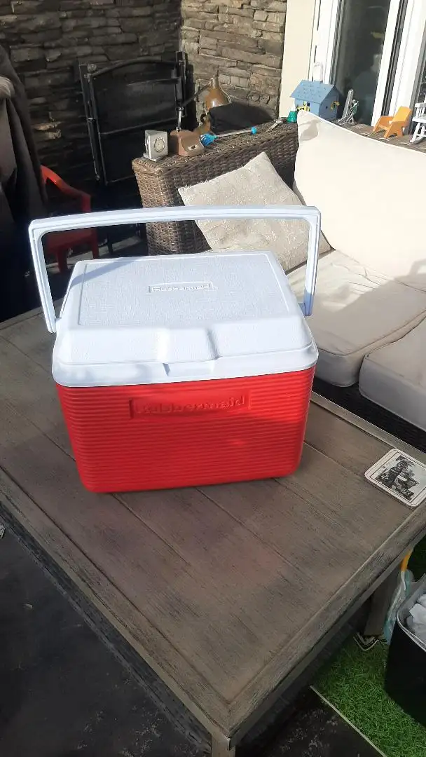 RUBBERMAID COOLER PERFECT SHAPE!