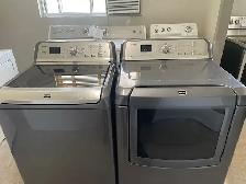 Laveuse sécheuse top load grises grande capacité Maytag