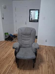 Chaise berçante propre et très confortable.