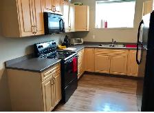 QUALITY NEWER 2 BEDROOM SUITE – PRIVATE DRIVEWAY & 6 APPLIANCES - Photo 3