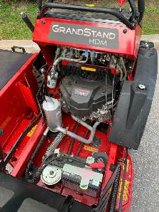 Toro Grandstand 32" Kawasaki 18 HP - Photo 2