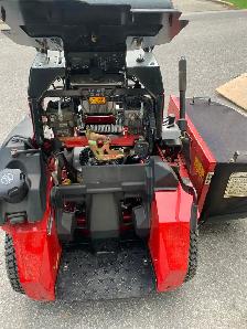Toro Grandstand 32" Kawasaki 18 HP - Photo 3