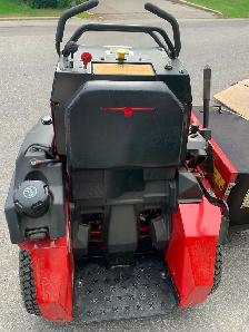 Toro Grandstand 32" Kawasaki 18 HP - Photo 4
