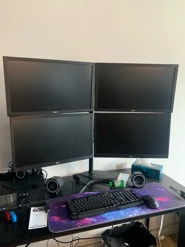 Station de travail quadruple  moniteur 24" Acer et LG