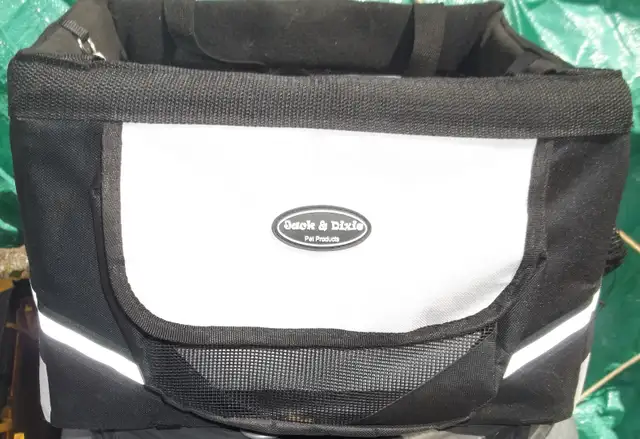 Jack & Dixie 2 in 1 Traveller Basket.For small dogs
