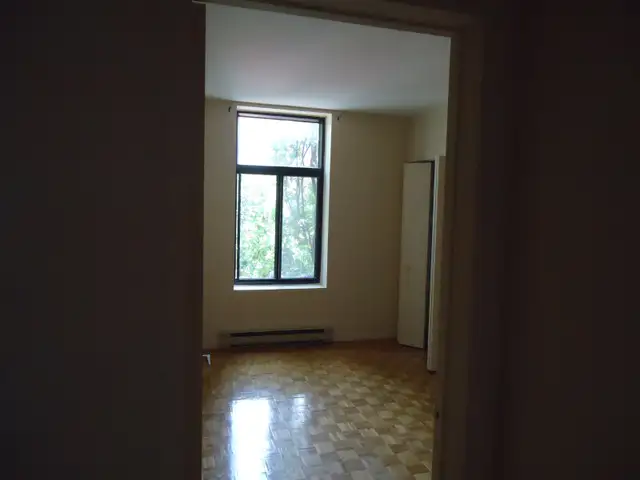 Large, renovated 3 ½ - Sherbrooke Street W.