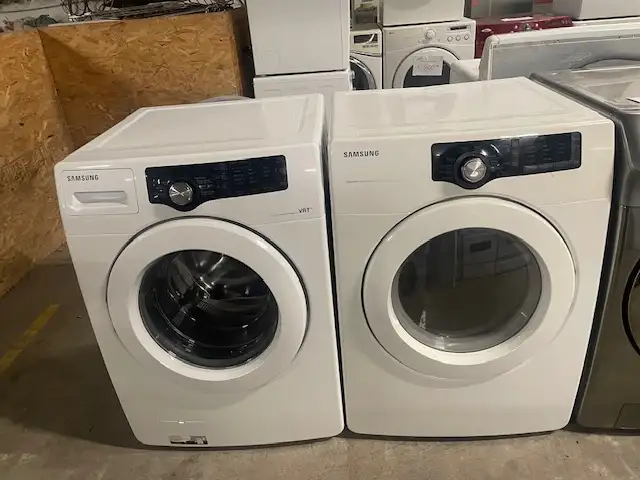 Laveuse sécheuse frontales blanches Samsung ( remis a neuf )