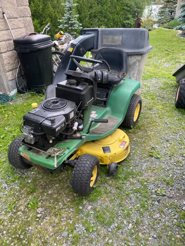 JOHN DEER RIDING LAWNMOWER