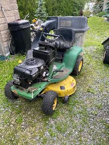 JOHN DEER RIDING LAWNMOWER