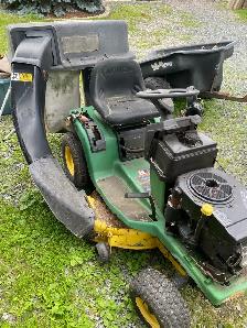 JOHN DEER RIDING LAWNMOWER - Photo 3
