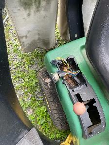 JOHN DEER RIDING LAWNMOWER - Photo 4