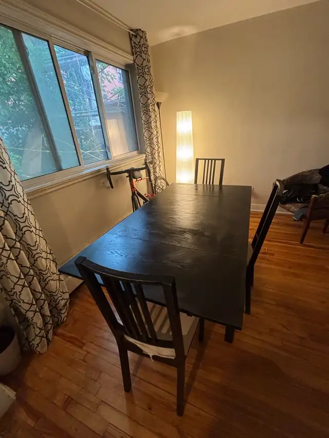 Table de salle à manger extensible avec 3 chaises – 60$
