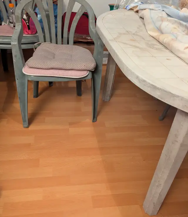 Table et chaises de jardin en résine (négo)