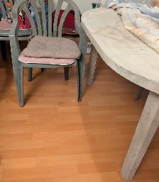 Table et chaises de jardin en résine (négo)