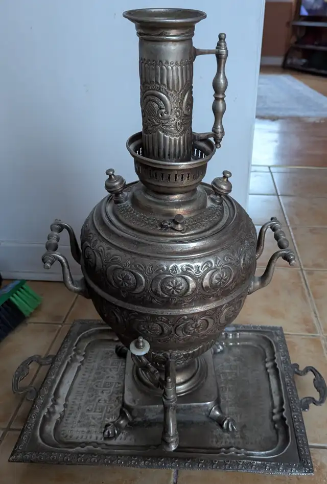 Grande théière ciselée antique (samovar), avec plateau