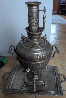 Grande théière ciselée antique (samovar), avec plateau