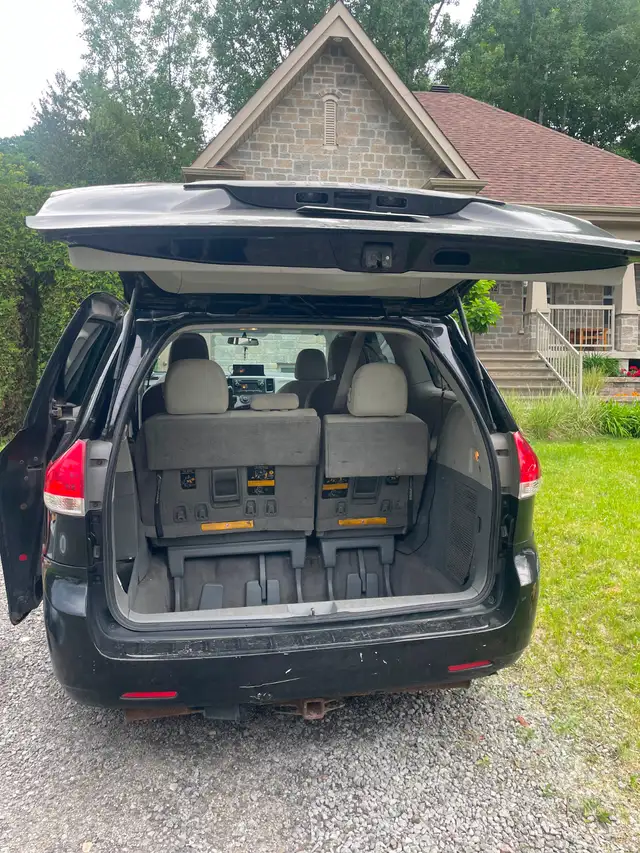 Toyota Sienna LE 2011
