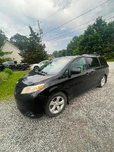 Toyota Sienna LE 2011 - Photo 2