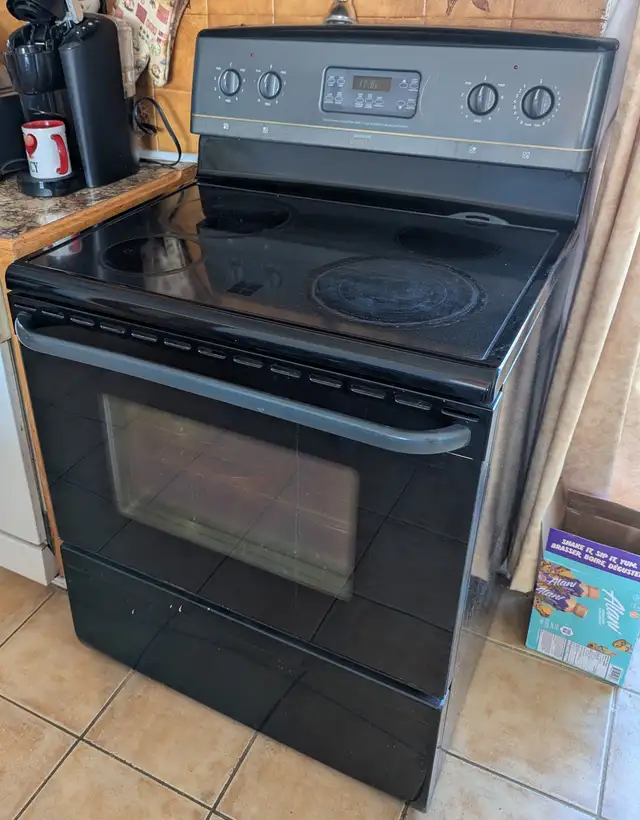 Cuisinière noire - four à convection autonettoyant