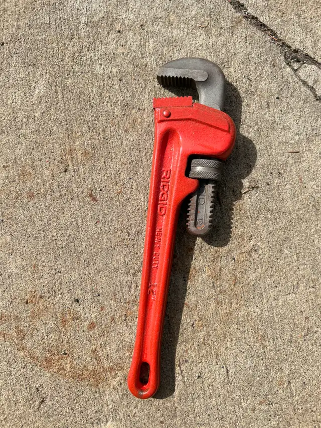ONE LIKE NEW 12' RIDGED PIPE WRENCH AS PICTUREDASKING 20.00