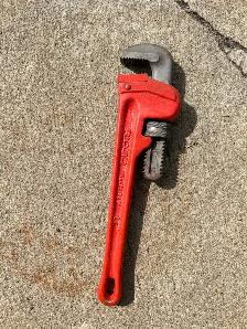 ONE LIKE NEW 12' RIDGED PIPE WRENCH AS PICTUREDASKING 20.00